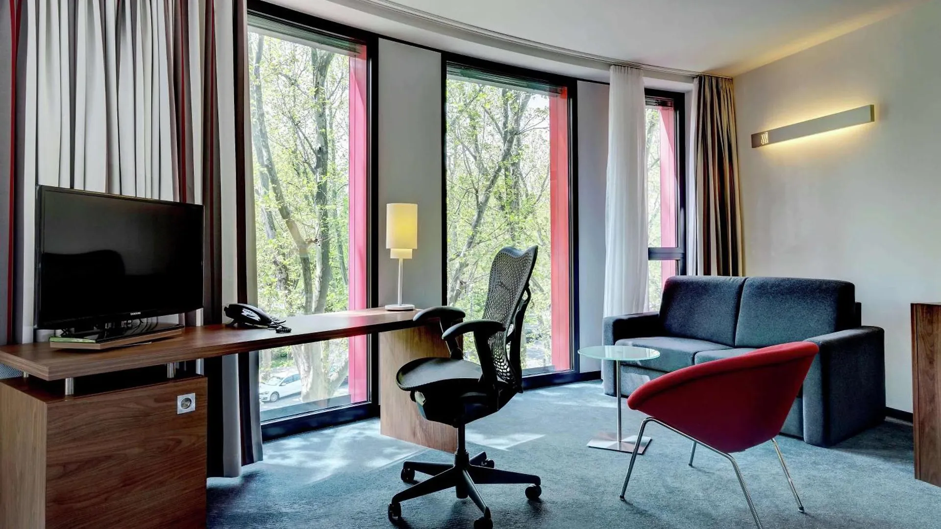 Hilton Garden Inn Stuttgart Neckarpark 4*,