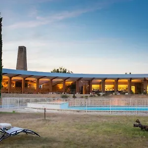 https://les-cabanettes.fr-provencehotel.com